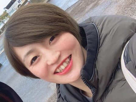 角田夏実選手の八重歯の写真