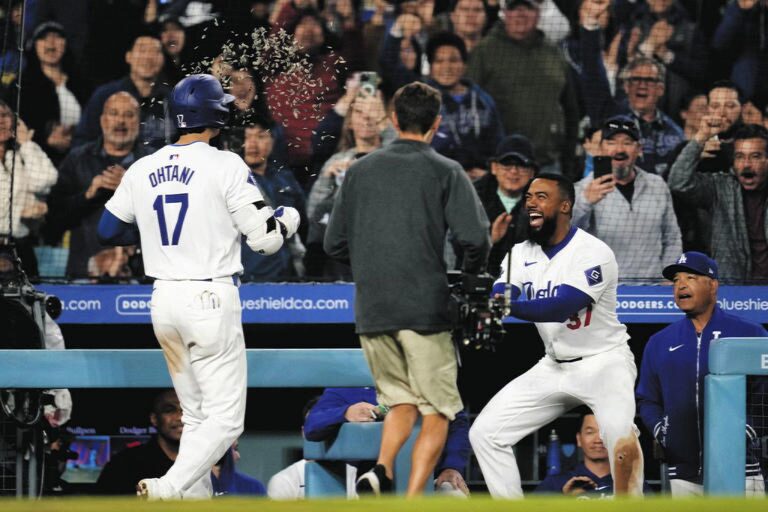 テオスカー・ヘルナンデスと大谷翔平の写真