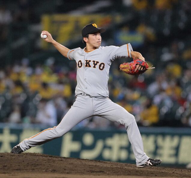 野手登板する増田選手の写真