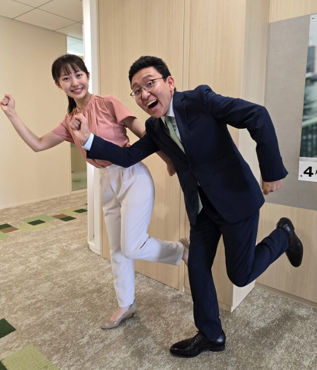 上垣皓太郎アナが走るジェスチャーをしている写真