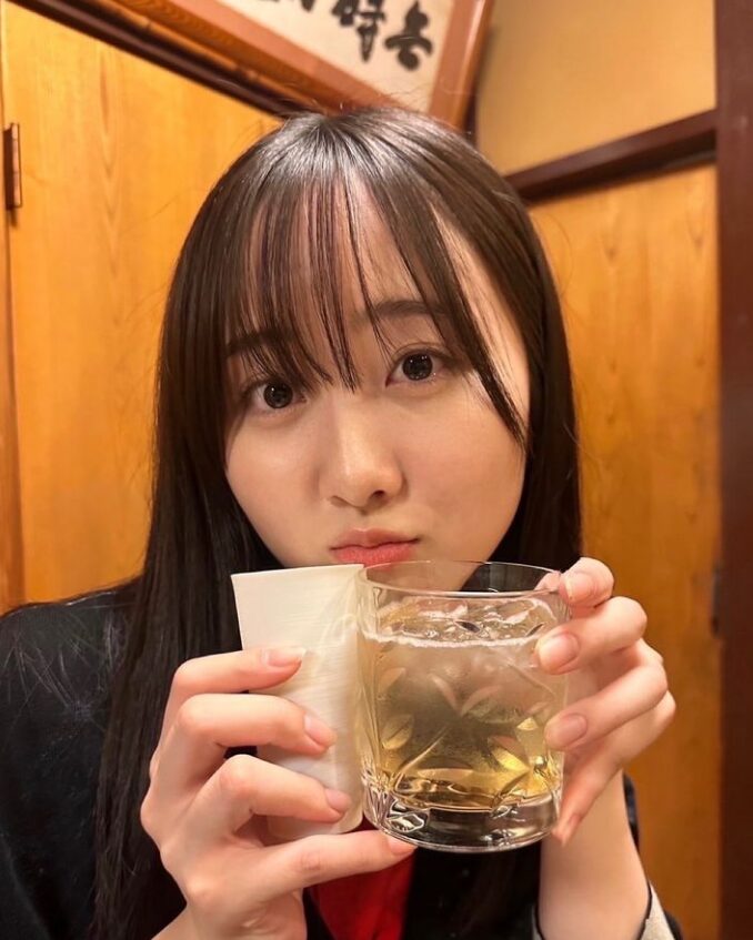 お酒を飲む本田望結の写真