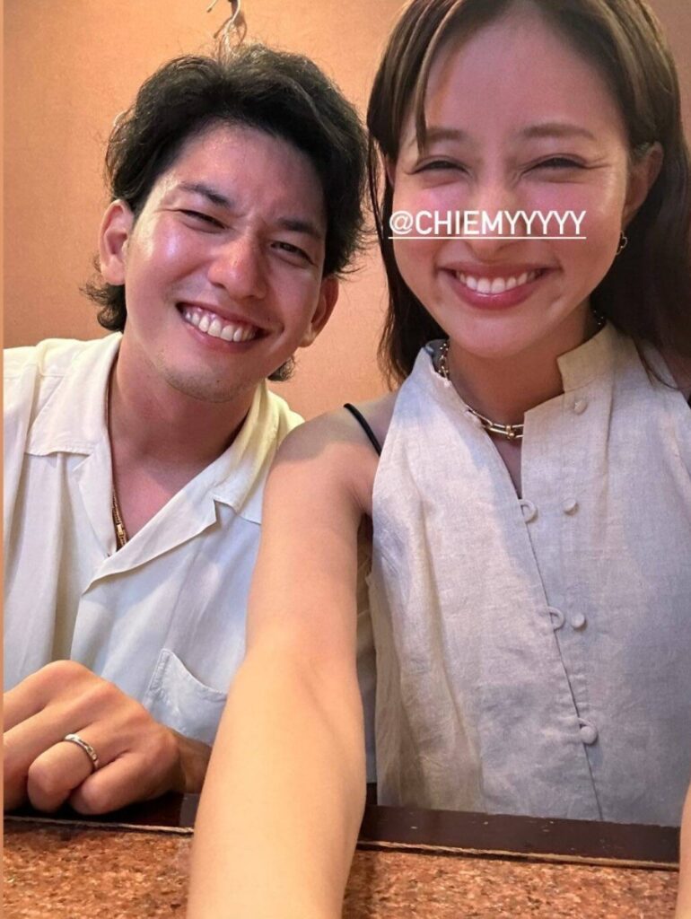 栗原陵矢と愛甲千笑美の画像